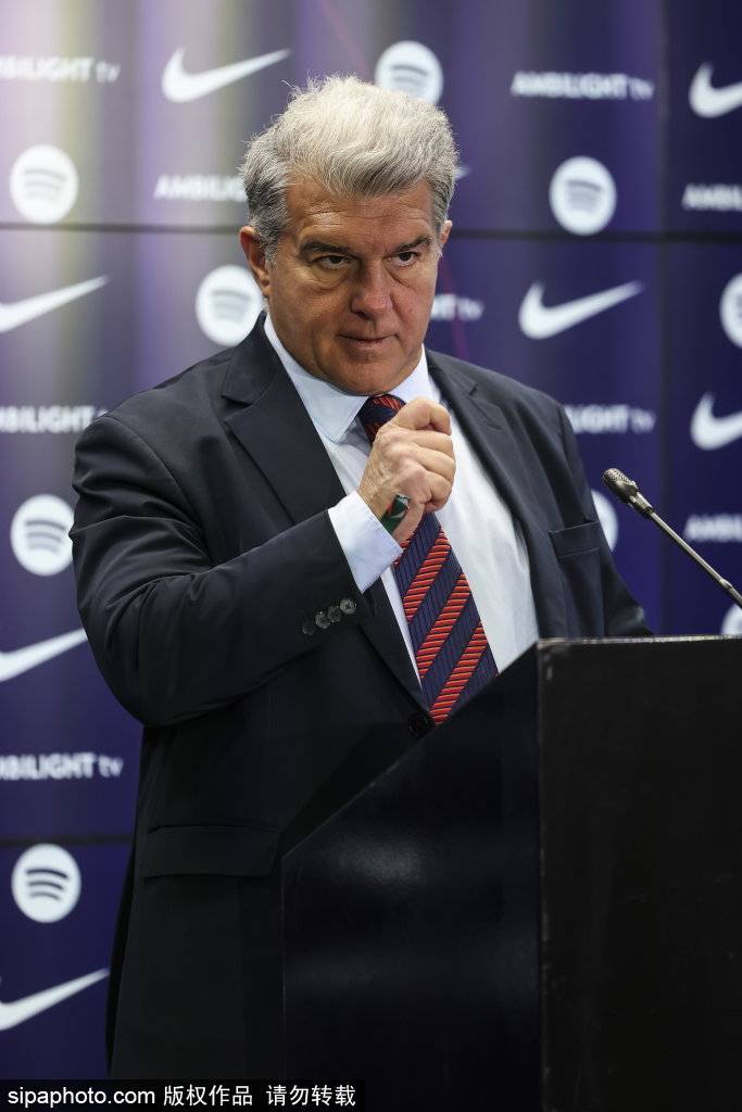 巴萨主席“带伤”出征？拉波尔塔肿眼亮相马德里引爆关注